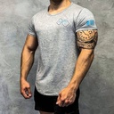REMERA PERFORMANCE MOD SHAPE GRIS CLARO